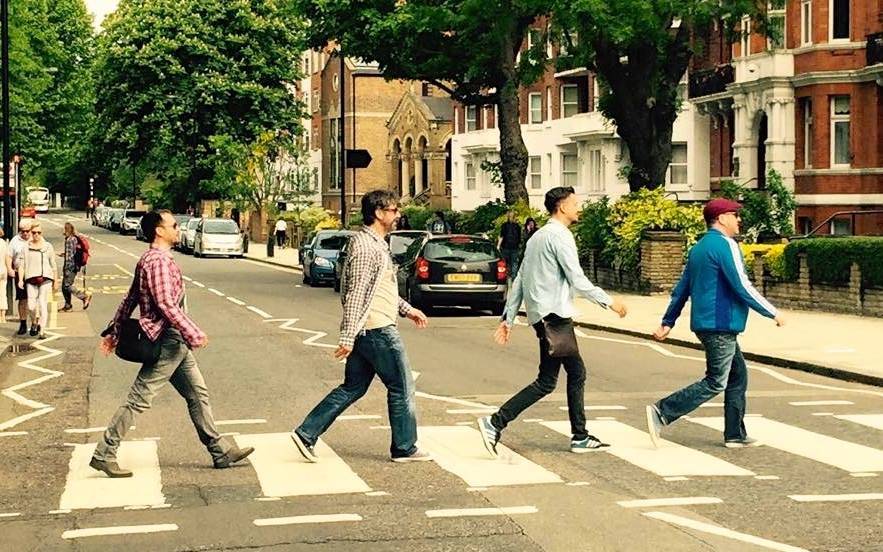 Fiumens prelazi cestu na Abbey Roadu u Londonu.